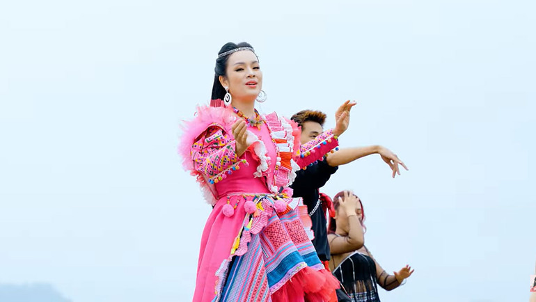 Phần trang phục của nữ nghệ sĩ được đầu tư công phu,do nhà thiết kế Thạch Linh thực hiện.