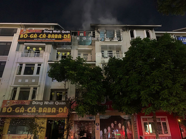 Đám cháy thiêu rụi toàn bộ bên trong tầng 5 của ngôi nhà. Đám cháy thiêu rụi toàn bộ bên trong tầng 5 của ngôi nhà.