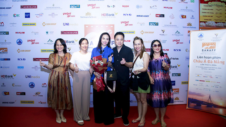 Vợ chồng đạo diễn Victor Vũ - Đinh Ngọc Diệp chụp ảnh lưu niệm cùng khán giả.