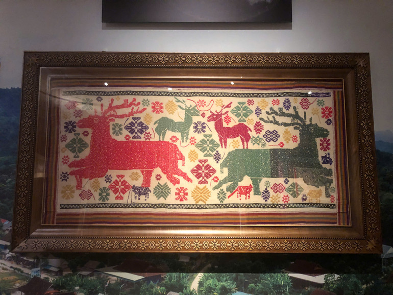 Mỗi tấm Nà Pha thể hiện nhân sinh quan, thế giới quan của người Thái ở Nghệ An. Mỗi tấm Nà Pha thể hiện nhân sinh quan, thế giới quan của người Thái ở Nghệ An.