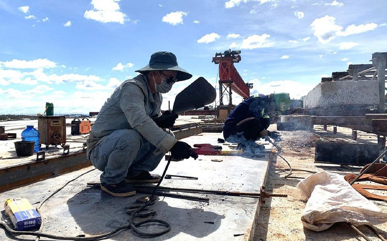 Mặc dù đang bước vào những ngày nghỉ lễ Quốc khánh 2/9, nhưng trên công trường Dự án đường Đông Tây thành phố Buôn Ma Thuột, các kỹ sư, công nhân vẫn làm việc miệt mài để dự án hoàn thành vào cuối năm 2022. Mặc dù đang bước vào những ngày nghỉ lễ Quốc khánh 2/9, nhưng trên công trường Dự án đường Đông Tây thành phố Buôn Ma Thuột, các kỹ sư, công nhân vẫn làm việc miệt mài để dự án hoàn thành vào cuối năm 2022.