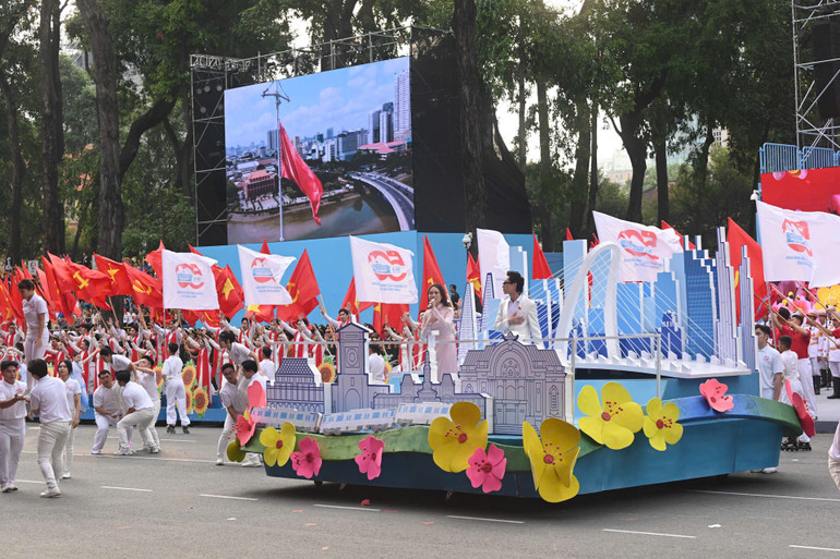 Phương Mỹ Chi và Double 2T thể hiện ca khúc “Mùa xuân trên Thành phố Hồ Chí Minh” tại lễ kỷ niệm. (Ảnh: DUY LINH) Phương Mỹ Chi và Double 2T thể hiện ca khúc “Mùa xuân trên Thành phố Hồ Chí Minh” tại lễ kỷ niệm. (Ảnh: DUY LINH)