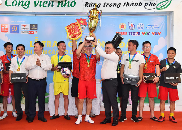 Đồng chí Lê Quốc Minh, Ủy viên Trung ương Đảng, Tổng Biên tập Báo Nhân Dân, Phó Trưởng Ban Tuyên giáo Trung ương, Chủ tịch Hội Nhà báo Việt Nam và Phó Tổng Biên tập, phụ trách Tạp chí Cộng sản Phạm Minh Tuấn trao cúp vô địch cho đội bóng vô địch hạng thi đấu Serie A cho đội bóng của Tạp chí Cộng sản.