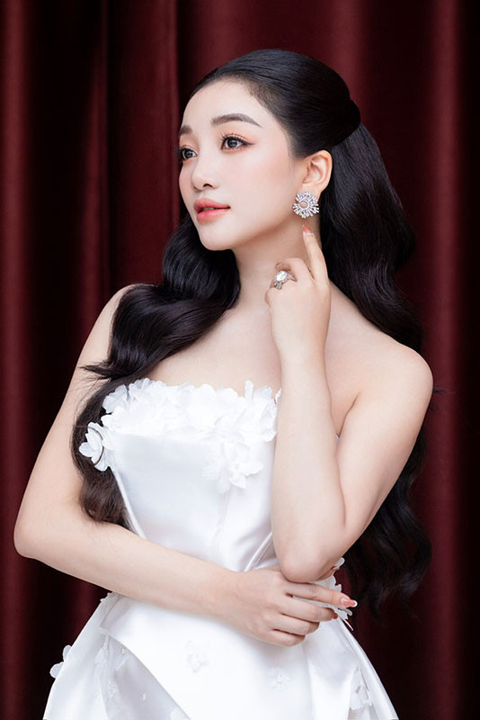 "Hoạ mi bán cổ điển" Phạm Thu Hà. "Hoạ mi bán cổ điển" Phạm Thu Hà.