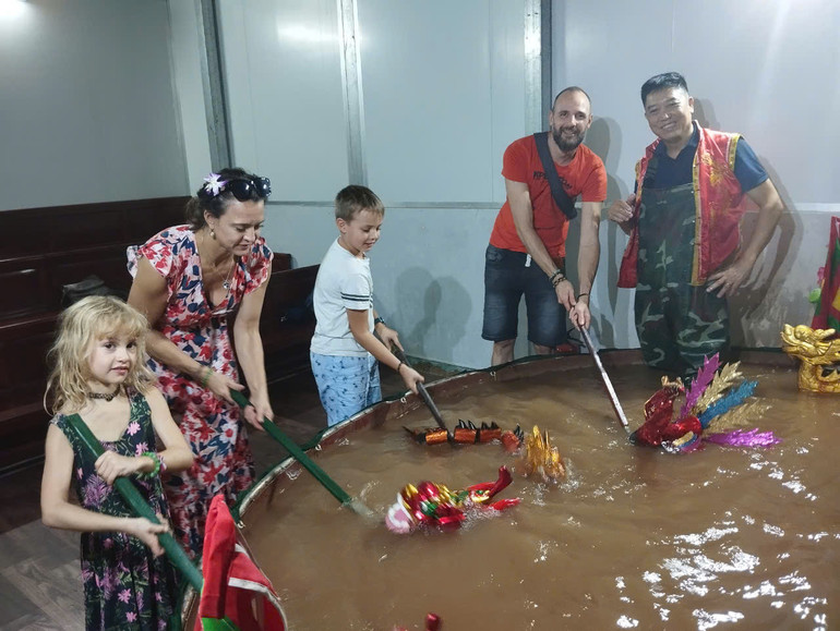 Rối nước hấp dẫn những em bé nước ngoài.