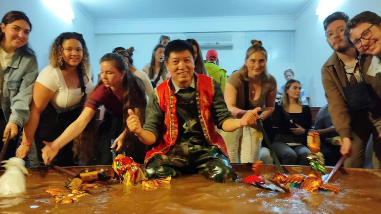 Khách quốc tế đến xem trình diễn múa rối tại thủy đình nhà anh Phan Thanh Liêm.