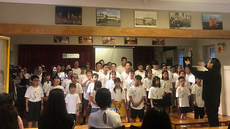 Dàn hợp xướng Gió Xanh trình diễn trong một buổi họp báo.