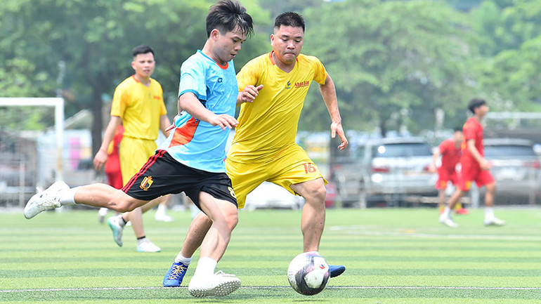 Thế nhưng, trước một đội bạn thi đấu gắn kết và khoa học hơn, đội bóng Bộ Thông tin và Truyền thông nhanh chóng lấy lại thế trận và nhịp điệu trận đấu.