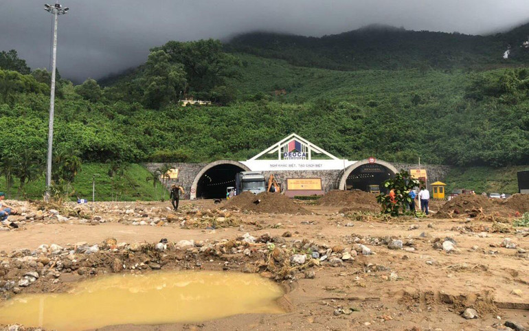 Lực lượng chức năng đang nỗ lực khắc phục hậu quả lũ quét, thông hầm Hải Vân.(Ảnh: Thành Nam) Lực lượng chức năng đang nỗ lực khắc phục hậu quả lũ quét, thông hầm Hải Vân.(Ảnh: Thành Nam)