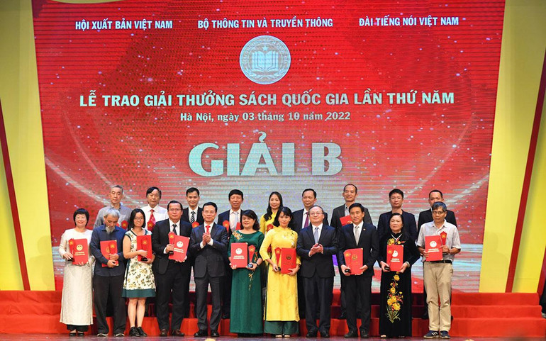 Các tác giả và đơn vị xuất bản đoạt giải B. (Ảnh: THỦY NGUYÊN)