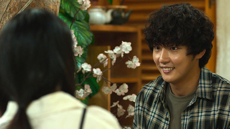 Yoon Shi-yoon trong một cảnh quay.