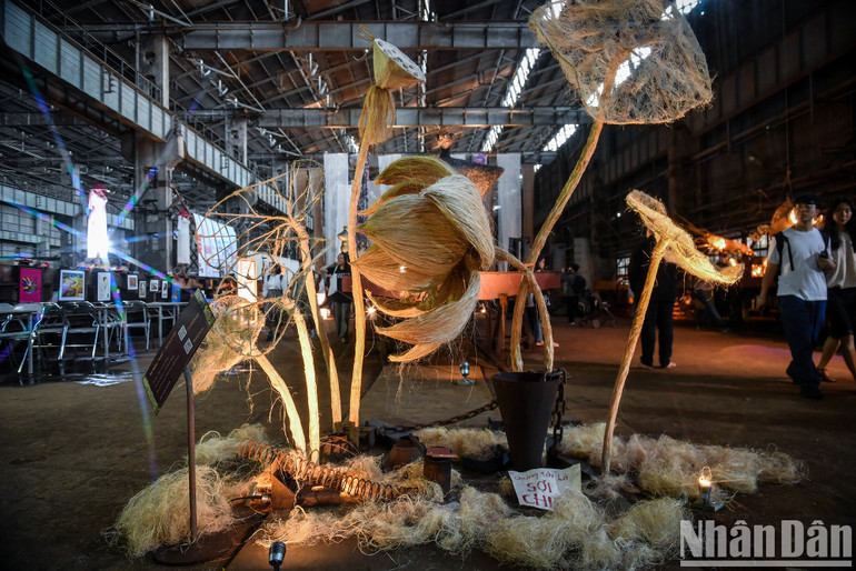 Công nghiệp văn hóa trong năm qua đã có nhiều chuyển biến. Ảnh: Nhà máy xe lửa Gia Lâm trở thành trung tâm nghệ thuật trong Lễ hội thiết kế sáng tạo Hà Nội. (Ảnh: THÀNH ĐẠT)