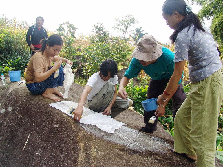 Lưu lại hình khắc trên đá cổ.
