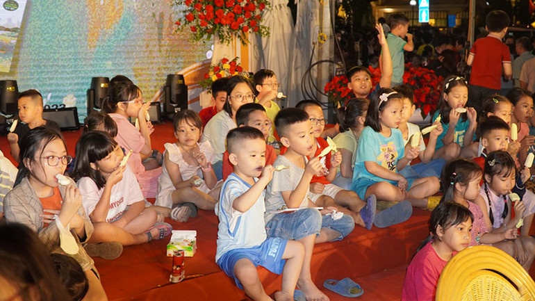 Các độc giả nhí ăn kem Tràng Tiền trên sân khấu cùng cô Bích Lan.