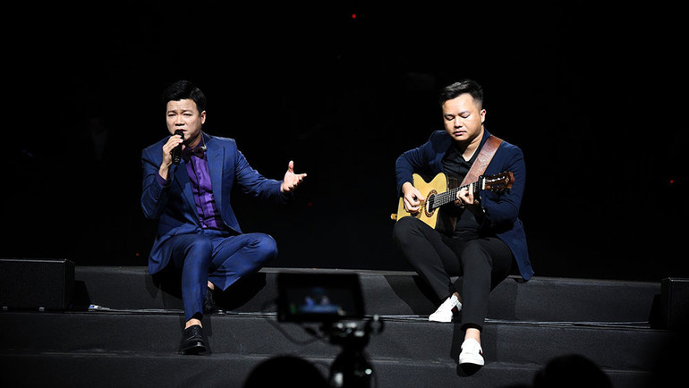 Nghệ sĩ Ưu tú Vũ Thắng Lợi trong đêm diễn "Quê hương". Nghệ sĩ Ưu tú Vũ Thắng Lợi trong đêm diễn "Quê hương".