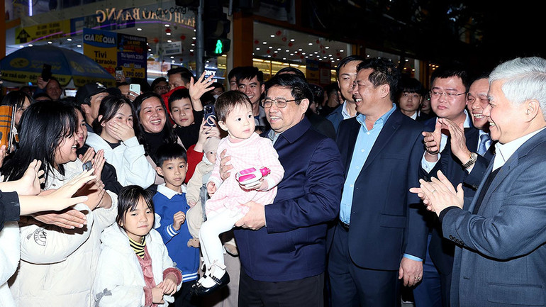 Bà con nhân dân tỉnh Cao Bằng vui mừng đón chào Thủ tướng Phạm Minh Chính.