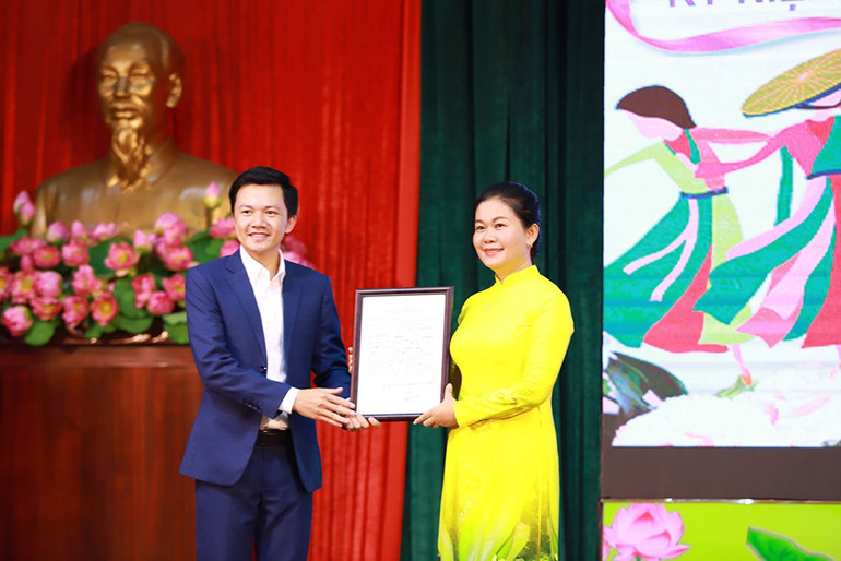 Thay mặt nhà trường, Thượng tá Phạm Thị Mỹ Hạnh, Chủ tịch Hội Phụ nữ nhà trường tiếp nhận bài hát từ nhạc sĩ Nguyễn Bá Hùng.