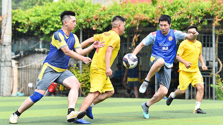 Sau thất bại đáng tiếc trước Đài Tiếng nói Việt Nam trên chấm phạt đền trong trận ra quân, các cầu thủ của đội bóng Báo Nhân Dân bước vào trận đấu tiếp theo gặp đội Hội Nhà báo Việt Nam.