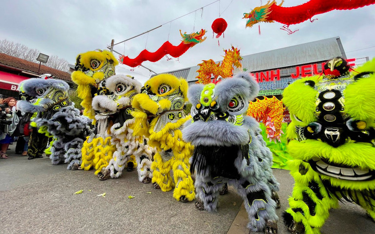 Tiếng trống lân rộn ràng ngày mùng một Tết tại siêu thị Thanh Bình Jeune.