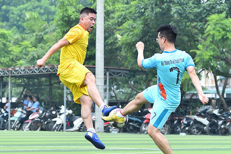 Với tính chất của một trận chung kết, trận đấu diễn ra sôi nổi, hấp dẫn với nhiều tình huống tranh chấp bóng quyết liệt.