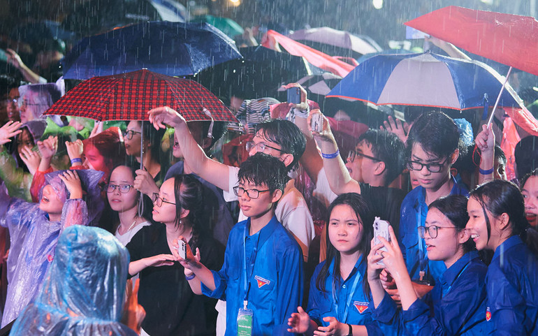 Mưa to cũng không ngăn nổi nhiệt huyết của khán giả.