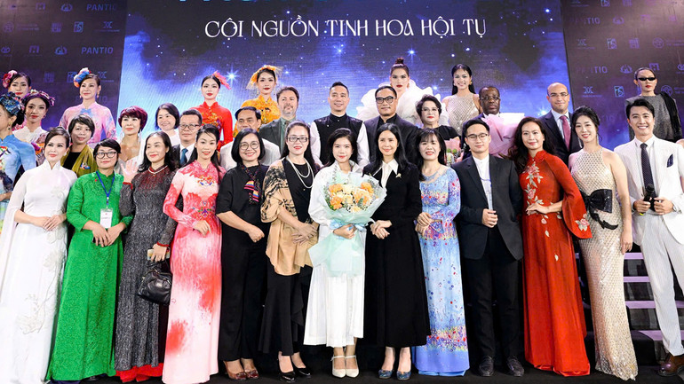 Chương trình quy tụ những nhà thiết kế, cựu sinh viên xuất sắc của trường.