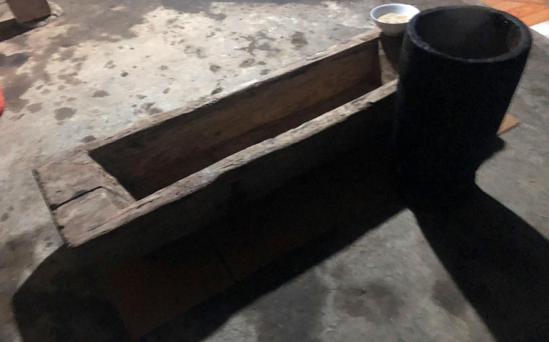 Cối giã bánh dày và chõ đồ xôi. Cối giã bánh dày và chõ đồ xôi.