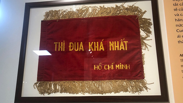 Lá cờ thi đua Chủ tịch Hồ Chí Minh tặng xã Cộng Hòa, huyện Tam Dương (Vĩnh Phúc) có thành tích xuất sắc tham gia đội dân công phục vụ chiến dịch Thượng Lào năm 1953\\.