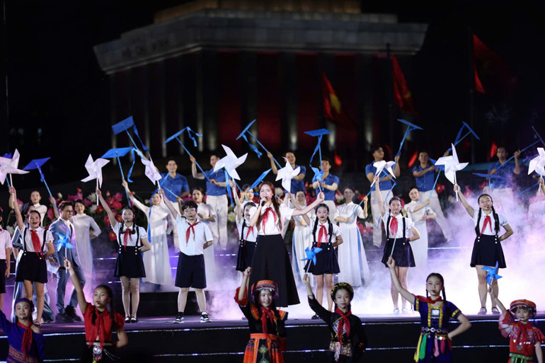 Ca sĩ Hòa Minzy và dàn đồng ca thiếu nhi trong tiết mục mở màn chương trình. Ca sĩ Hòa Minzy và dàn đồng ca thiếu nhi trong tiết mục mở màn chương trình.