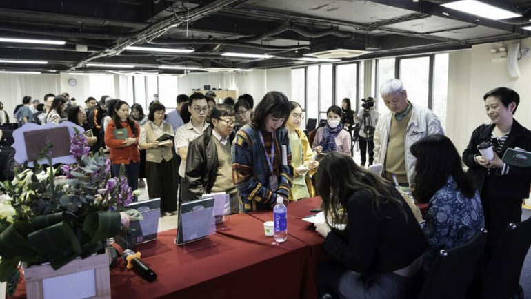 Độc giả xếp hàng xin chữ ký hai tác giả.