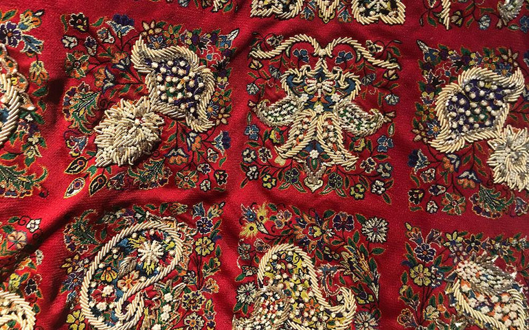 Những chi tiết trang trí trên vải vô cùng tinh xảo. Những chi tiết trang trí trên vải vô cùng tinh xảo.