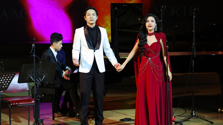 Hà My và Đức Tùng trong đêm nhạc.