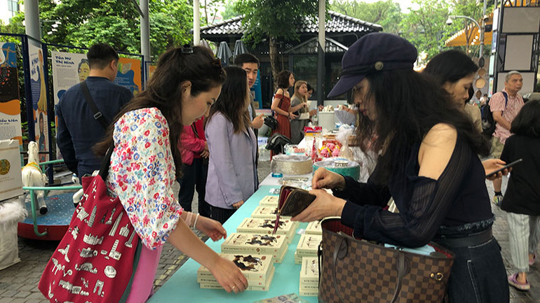 Bạn đọc tìm mua bộ sách "Dân du mục" tại Phố sách Hà Nội.