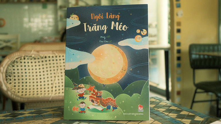Cuốn “Ngôi Làng Trăng Méo”.