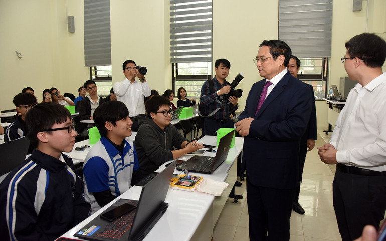 Thủ tướng tới thăm giờ học lớp đào tạo sinh viên công nghệ của Đại học Quốc gia Hà Nội.