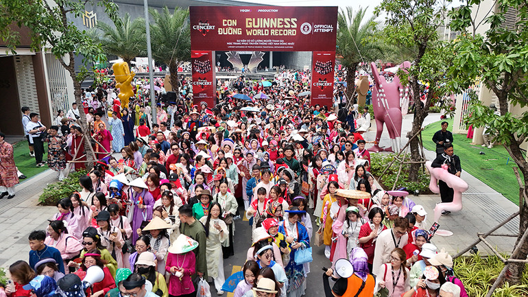 Con Đường Guinness với hàng nghìn khán giả mặc trang phục truyền thống.