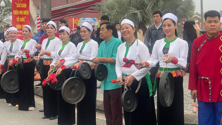 Đồng bào Mường đánh chiêng mừng khách đến tham quan trong dịp Xuân Ất Tỵ 2025.