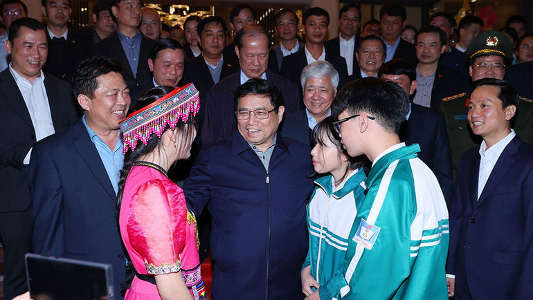 Thủ tướng Phạm Minh Chính nói chuyện, hỏi thăm bà con các dân tộc tỉnh Cao Bằng.