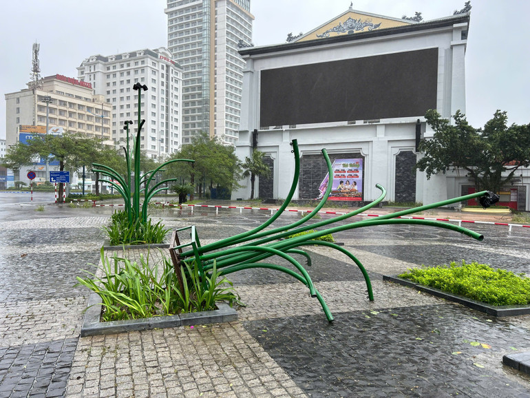 Cụm chân đèn trang trí cũng bị quật ngã