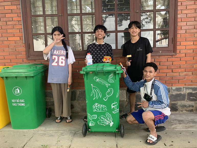 Trang trí thùng rác để phân loại rác thải.