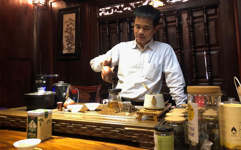 Ông Thân Dỹ Ngữ giới thiệu về trà.