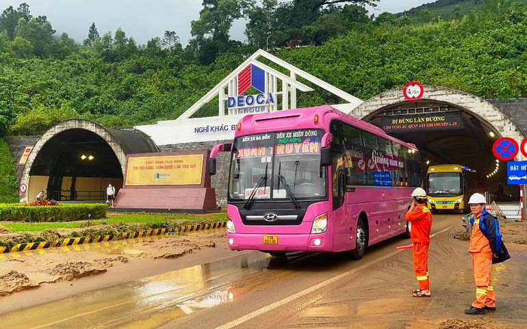 Hầm số 2 Hải Vân đã thông tuyến từ sáng sớm nay sau lũ quét đêm 14/10. (Ảnh: ĐN)