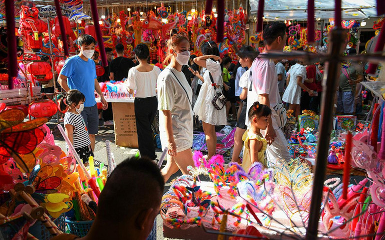 Phố Hàng Mã, địa chỉ quen thuộc mỗi dịp Trung thu của người dân Hà Nội. (Ảnh: THÀNH ĐẠT)