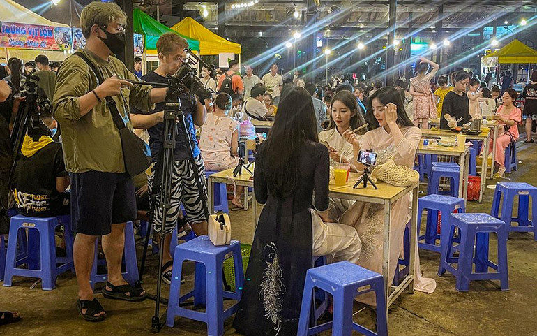 Kênh IHQ ghi hình trải nghiệm tại chợ đêm Helio.