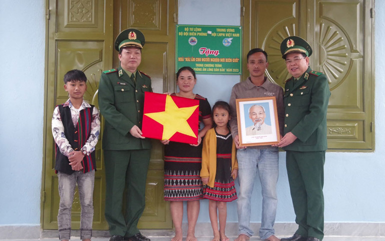 Lãnh đạo huyện A Lưới tặng quà gia đình ông Nguyễn Hồng Tam.