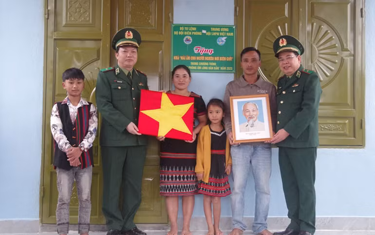 Lãnh đạo huyện A Lưới tặng quà gia đình ông Nguyễn Hồng Tam.