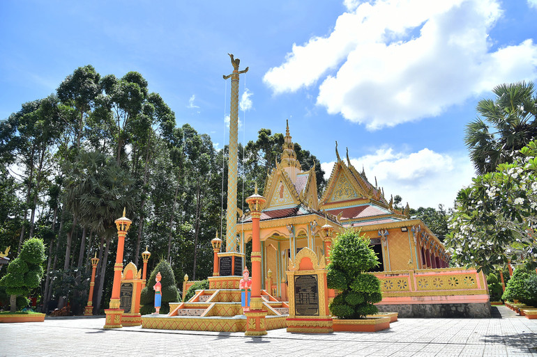 Chính sự kết hợp hài hòa giữa nghệ thuật kiến trúc và điêu khắc đã tạo nên những ngôi chùa Khmer vừa toát lên vẻ uy nghi, trang nghiêm, lộng lẫy, vừa trầm mặc tĩnh lặng trong một không gian rợp xanh bóng cây cổ thụ.