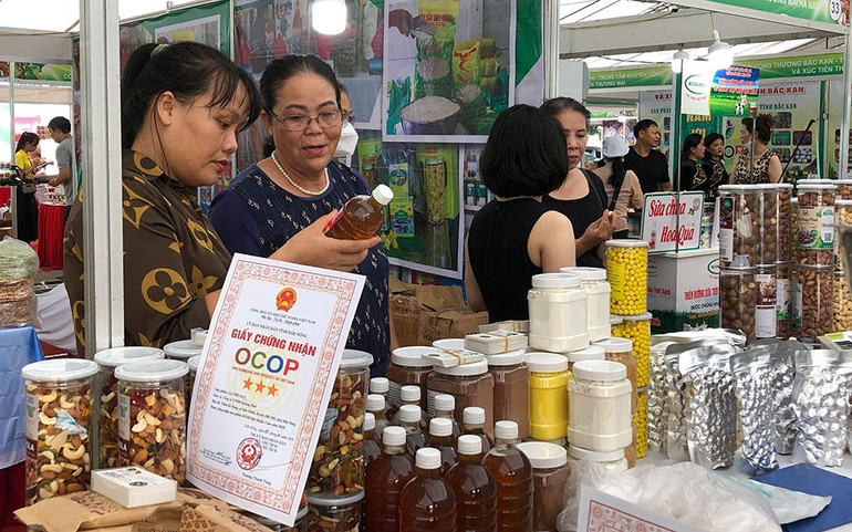 Giới thiệu nông sản, sản phẩm an toàn tới tiểu thương các chợ Hà Nội. Giới thiệu nông sản, sản phẩm an toàn tới tiểu thương các chợ Hà Nội.