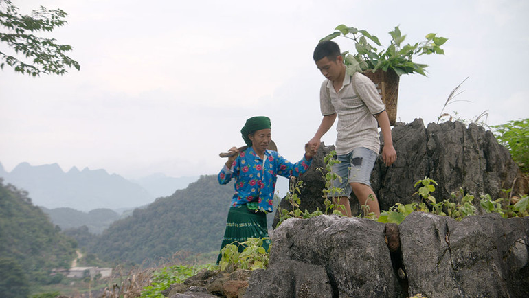 Mua Văn Minh về thăm mẹ trước khi trở lại Đồn. Mua Văn Minh về thăm mẹ trước khi trở lại Đồn.