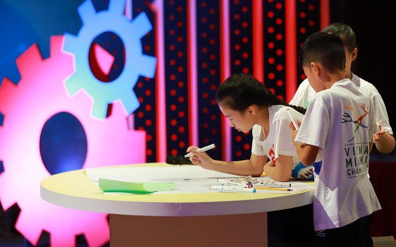 Thí sinh thi vẽ mind-map.